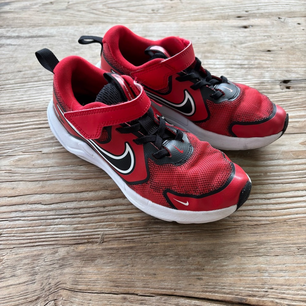 Nike Cosmic Runner Youth Boys Athletic Sneakers Red Velcro Strap Size 1